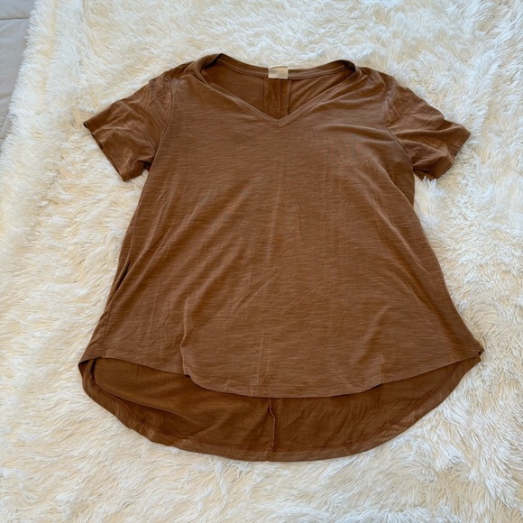 Mod Ref Women's Essential Short Sleeve V-Neck Shirt w/ Back Pleat - Picture 1 of 4